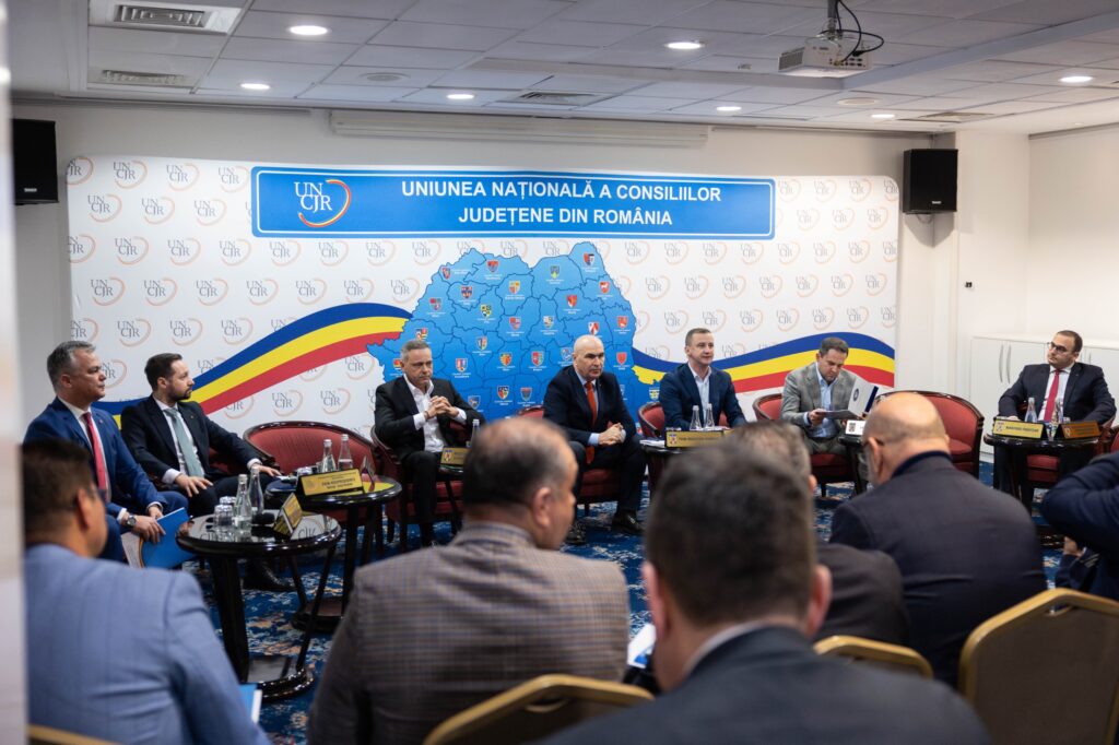 Ziarul News: Participarea premierului Ilie Bolojan la lucrările Adunării Generale a Uniunii Naționale a Consiliilor Județene din România (UNCJR), pe tema legii bugetului de stat pe anul 2026 și a impactului măsurilor adoptate de Guvern asupra activității consiliilor județene